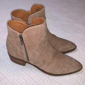 Lucky Brand Tayti Falcon Ankle Booties, Dune Tan Brown Suede Leather, Size 7.5